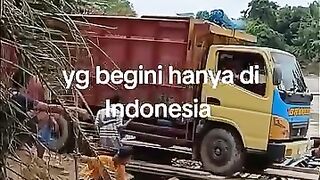 Truk melintasi sungai