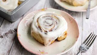 Cinnamon roll cake hack