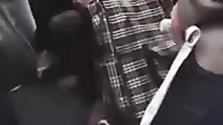 Folle dans le métro