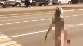 A  girl in St. Petersburg resisting the police, jumped off a bridge... and then returned