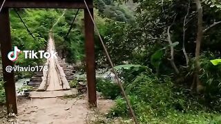 Jembatan gantung memicu adrenalin