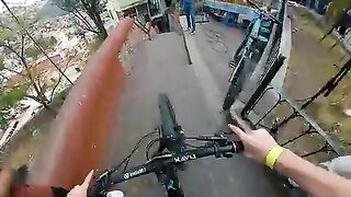 NARROW_Alleyway_Race,_INSANE_Speed,_FULL_RUN!(480p).