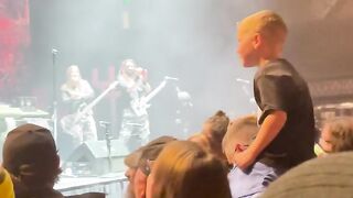 Rockstar stops show to encourage a kid
