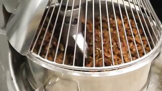 Making the popular giant cookie - Korean street food