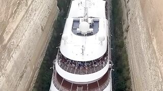 Watch the largest ship crossing the corridor in China