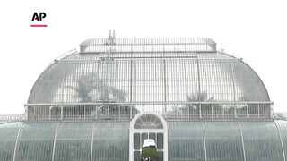 London’s Royal Botanic Gardens, Kew showcases sculptures inspired by nature.