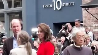 Man accidentally strolls past Prince William and Princess Kate in London #shorts