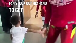 This young fan’s reaction after giving NBA players high fives is amazing ❤️ (via ATLHawks_TW)