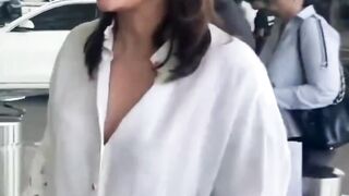 Kareena Kapoor was snapped arriving at Mumbai Airport #kareenakapoor #shorts #viral #youtubeshorts #trending #shortvideo #ytshorts