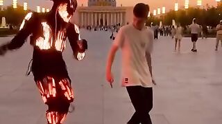 Il lui apprend à danser en quelques secondes dans la rue...