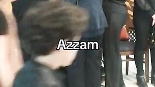 واقف جنبها ومش سايبها