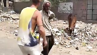 الصدقة أو الإحسان أعظم شي في العالم