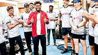 জাকেরের গায়ে উঠল মেরুন জ্যাকেট
