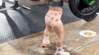 Saiba por que crianças não devem fazer musculação e quais impactos esse excerció causa aos pequenos