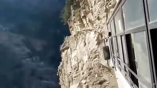 أخطر طريق في العالم