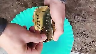 بعد مشاهذة هذا الفيذيو إياك ورمي علب السردين