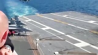 Watch the moment the fighter plane landed on the US aircraft carrier