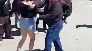 Encore une fille qui se fait humilité