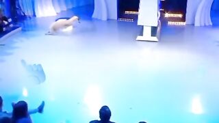 يرفض ان يسامح امه
