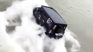This vehicle fell into the water and narrowly escaped repentance