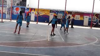 Jugando básquet