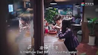 The-heroine-and-her-brother-furtively-tailed-their-parents-dating-and-were-caught-by-the-parents