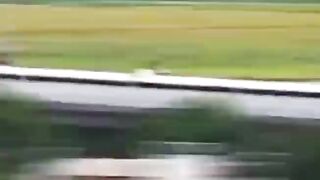 قطار سريع يتجاوز قطار عادي