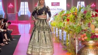 Sonakshi Sinha stuns in a fabulous black lehenga on the ramp!