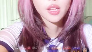 A policewoman with pink hair? Wow!!!