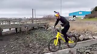 Check out this cyclist's cycling style