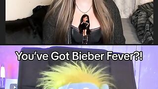 Elmo talks to singer about Justin Bieber