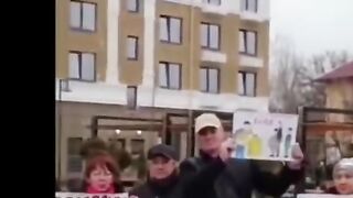 В МАРИУПОЛ ПРОТЕСТИРАТ ПРОТИВ РУСКИЯ ПРОИЗВОЛ