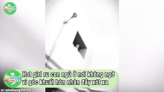 video clip 3 mẹ con trong nhà vệ sinh