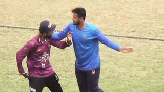 সেলফি তুলতে চাওয়ায় ফুঁসে উঠলেন সাকিব