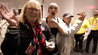 Taylor Swift kiss someone...!