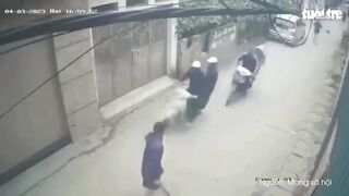 vụ 3 mẹ con trong nhà vệ sinh clip video