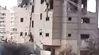 في محاولة منهم للوصول للمساعدات التي سقطت بالإنزال الجوي