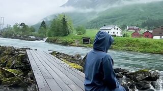 Sit on the bridge, feel the cleansing of the soul brought by the running water, and look at the mountains and rivers in the distance.