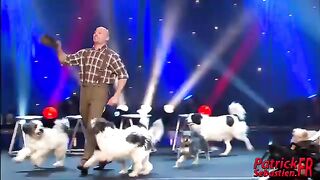 Wolfgang_Lauenburger_-_Dressage_de_Chiens_-_Le_Plus_Grand_Cabaret_Du_Monde