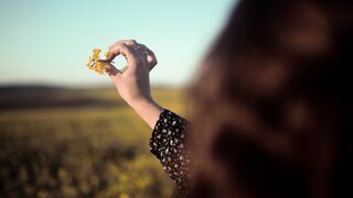 "Féminin Épanoui : Vivez la Joie" (in French)