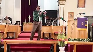Man pulls gun on pastor during service