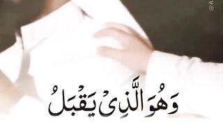 اور وہی ہے کہ جو اپنے بندوں کی توبہ قبول فرماتا ہے۔