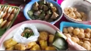 Suasana pasar tradisional dan aneka ragam jajannya