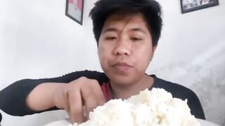 Makan banyak hanya dengan nasi dan sambal sudah enak