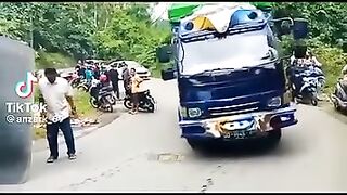 Truk bermuatan mundur ditanjakan