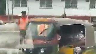 Nigerian Soldier brutalises elderly traffic officer on duty
