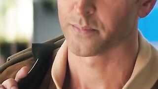 Hrithik’s FLIRTY Conversation With the Airport Staff! ????????