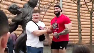 Bodybuilder photo shoot and public reaction