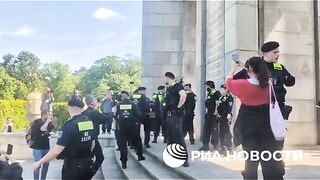 ПОЛИЦИЯТА  В БЕРЛИН ПРЕСЕЧЕ ОПИТЪТ ЗА ПРОВЕЖДАНЕ НА ШЕСТВИЕ  НА БЕЗСМЪРТНИЯ ПОЛК