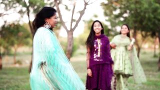 Bride mehndi shoot with friends